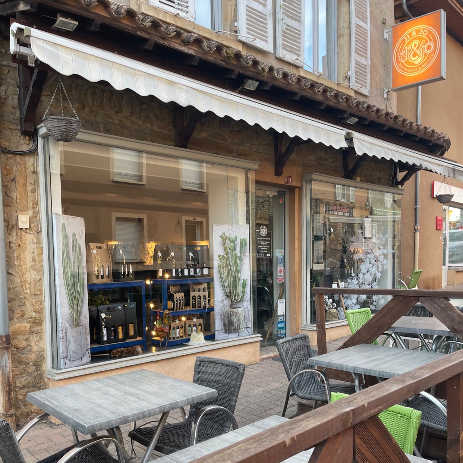 Enseigne de JI & JO à Val d'Oingt